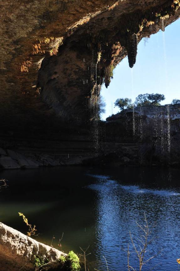 A bela Hamilton Pool, uma piscina natural entre um grande rochedo, perto de Austin, capital do Texas, nos Estados Unidos